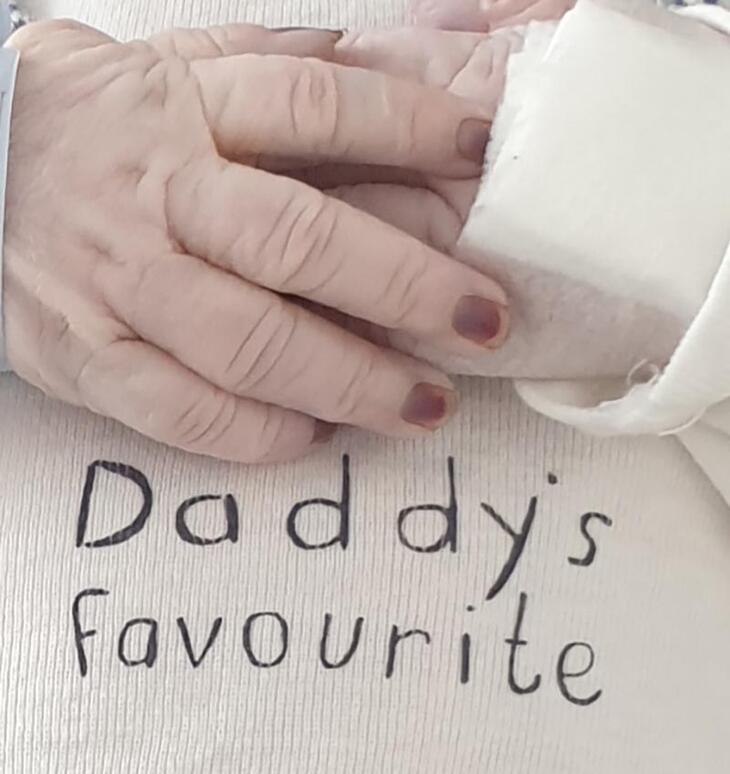 Samuels hånd ovenfor påskriften "Daddy's favourite"