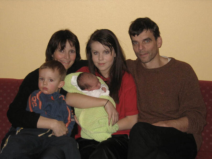 Familiebilde med mamma, pappa og alle tre søsken, Anna er nyfødt