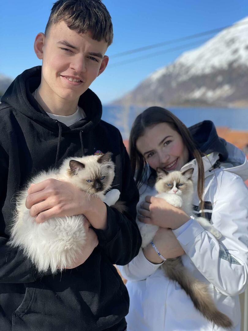 Jørgen og Anna holder en katt hver